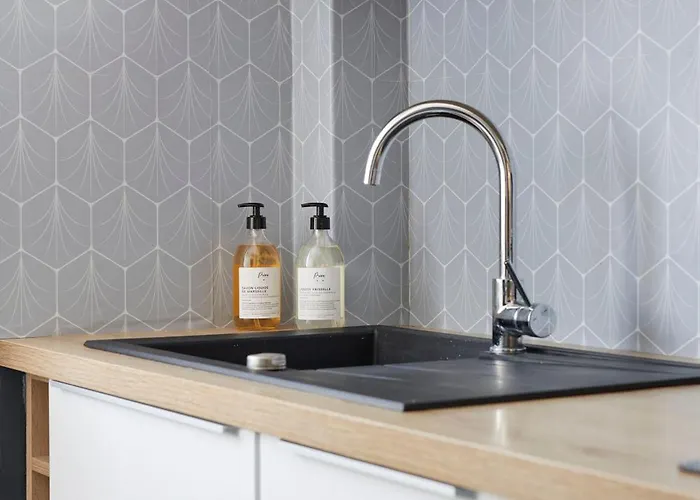 Les Capucines - Appt Proche Talensac Avec Parking Apartamento